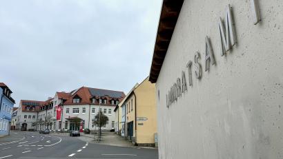 Bild: Gabi Schönberger
Größter Einzelposten im Vermögenshaushalt des Landkreises Neustadt/WN ist der Kauf des Sparkassengebäudes in direkter Nachbarschaft des Landratsamtes.