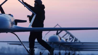 Bild: Evgeniy Maloletka/AP/dpa
Die Ukraine setzt immer größere Schwärme ihrer Langstreckendrohnen ein. (Archivbild)