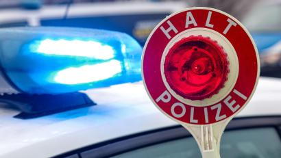 Bild: Jan Woitas/dpa
Der Jugendliche ignorierte die Anhaltesignale der Polizisten und fuhr auf seinem E-Scooter weiter. (Symbolbild)