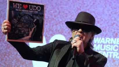 Bild: Marcus Brandt/dpa
Udo Lindenberg wird im Mai 80 – zum Geburtstag hat er vorzeitig ein Album mit seinen Liedern geschenkt bekommen. Die Klassiker und teils unbekannten Songs wurden dafür komplett neu interpretiert.