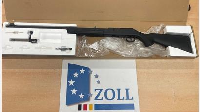 Bild: Hauptzollamt Schweinfurt/dpa
Der Zoll hat das gefundene Gewehr sichergestellt.