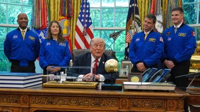 Bild: Matt Rourke/AP/dpa
Trump hat den Astronauten der „Artemis 2“-Mission zu ihrem Flug um den Mond herum gratuliert.