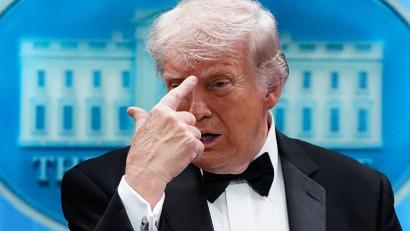 Bild: Jose Luis Magana/AP/dpa
Der US-Präsident und die Verschwörungserzählungen: Immer wieder wird spekuliert.