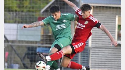 Bild: Hubert Ziegler
Entscheidendes Spiel vor der Brust: Johannes Dotzler (rechts) und der SV Hahnbach sind im Duell gegen die SpVgg SV Weiden II die Gejagten. Weiden ist allerdings heiß auf die Partie.