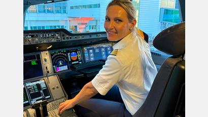 Bild: Johanna Thoma
An ihrem Arbeitsplatz: Lufthansa-Pilotin Johanna Thoma im Cockpit eines Airbus A350-900.