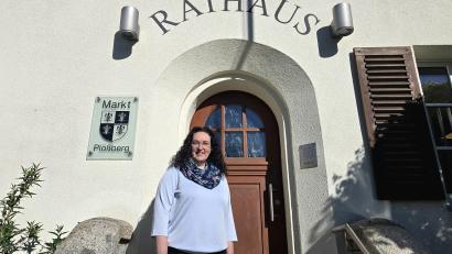 Bild: lnz
Tina Zeitler vor dem Rathaus in Plößberg: In wenigen Tagen tritt sie ihr Amt als Bürgermeisterin an.