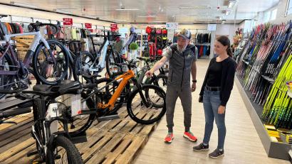 Bild: Christian Lingl
"Meister Nordic & Bike" in Hirschau wächst. Darüber freut sich auch Mitarbeiter Heiko Meinel, der gerade eine Kundin berät.