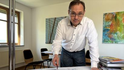 Bild: sbö
Museumsleiter Tobias Hammerl erklärt, wie das neue Großgerätedepot geplant wurde und welche Gedanken sich von den Verantwortlichen gemacht wurden.