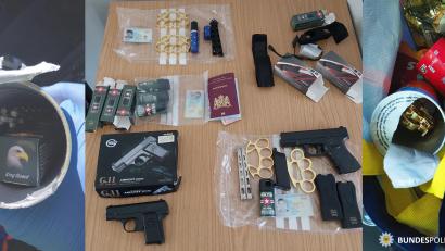 Bild: Bundespolizei
Die Bundespolizei Waidhaus entdeckt bei einer Kontrolle mehrere Waffen, die in Chips-Dosen versteckt waren.