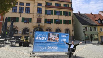 Bild: Stadt Vohenstrauß/exb
Nach 18 Jahren als Bürgermeister von Vohenstrauß, tritt Andreas Wutzlhofer nun in seinen Ruhestand. Sein letzter Arbeitstag am Dienstag war voller Überraschungen, inklusive eines Bauzaunbanners vor dem Rathaus.