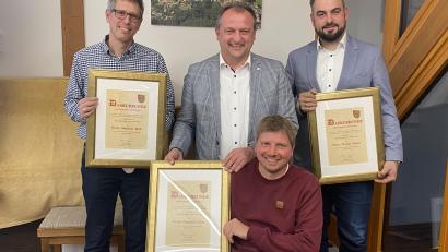 Bild: Josef Glas
Bürgermeister Anton Kappl (Mitte) verabschiedet Matthias Beck (links) , Dominik Adam und Florian Ermer und aus dem Marktgemeinderat.