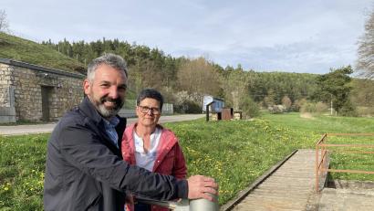 Bild: Stefanie Swann
Elmar Halk ist der zukünftige Bürgermeister der Gemeinde Birgland. Mit seiner Fraktionskollegin Karin Fruth steht er an der Wasserpumpe nahe seiner Arbeitsstätte am Wasserwerk Schlögelsmühle.