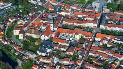 Luftbild: mür
Der Tirschenreuther Ortskern aus der Luft betrachtet: Wenn am Pfingstmontag, 25. Mai, auf Initiative des Radiosenders Antenne Bayern der "Große Flohmarkt-Tag" steigt, können Interessierte im ganzen Stadtgebiet auf Privatgrund Gebrauchtwaren anbieten.
