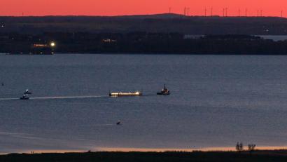 Bild: Bodo Marks/dpa
Das Schleppschiff Robin Hood (r) schleppt die Barge in die Ostsee Richtung Fehmarn.