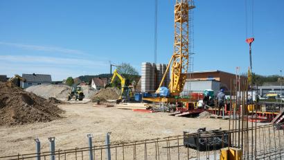 Bild: Hirsch
Die Baustelle am Angerweiher in Nabburg hat sich bereits entwickelt. Die Fundamente für die Lidl-Filiale sind schon gelegt. Im Oktober ist Eröffnung.