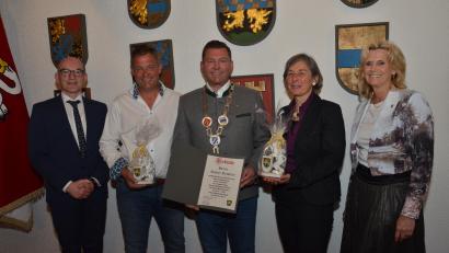 Bild: dob
Verwaltungsleiter Günter Gschwindler (links) und Zweite Bürgermeisterin Andrea Lang (rechts) verabschiedeten Bürgermeister Rainer Rewitzer (Mitte), sowie die Stadträte Stefan Voit (Zweiter von links) und Erika Parton (Zweite von rechts). Nicht anwesend waren Dominic Maier und Thomas Parton.