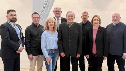 Bild: Gabi Schönberger
Bürgermeister Sebastian Giering (links) verabschiedet Wolfgang Schwarz, Maria Kunz, Max Peter, Heribert Schubert, Tobias Knauer, Annette Karl und Hermann Schmid aus dem Rat der Stadt Neustadt/WN.