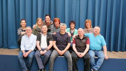 Bild: bsc
Noch sitzen die Akteure der Laienspielgruppe Friedenfels vor der Bühne. Die Kulisse in der Wohnstube hinter dem Vorhang, die in diesem Jahr mit großen Porträts „gewisser Herren“ glänzt, wollen sie erstmals am 2. Mai dem Publikum präsentieren.