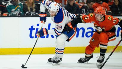 Bild: Kyusung Gong/AP/dpa
Leon Draisaitl konnte das Playoff-Aus der Edmonton Oilers erst einmal abwenden. (Archivfoto)