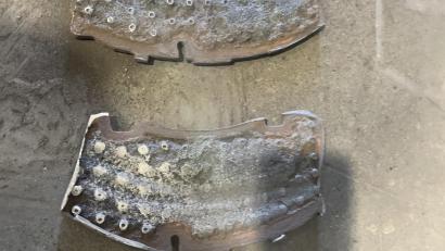 Symbolbild: Verkehrspolizei Weiden
Beide Trägerplatten der Bremsbeläge hatten sich vollständig gelöst.