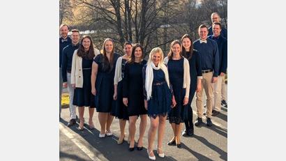 Bild: Thomas Falk
An der Spitze des zwölfköpfigen Chors "Voices" steht die Sopranistin Manuela Falk (vorn Mitte), die dieses Ensemble aus besonders talentierten Stimmen ihrer Gesangsklassen gebildet hat.