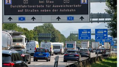 Bild: Stefan Puchner/dpa
Nur bei Stau darf die Polizei in Bayern Autofahrer auf die Autobahn zurückschicken. (Symbolfoto)