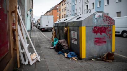 Bild: Daniel Vogl/dpa
Viele Städte haben damit zu kämpfen, dass manche Menschen Sperrmüll, Altkleider und anderen Unrat einfach neben Glascontainern abstellen.