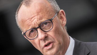 Bild: Michael Kappeler/dpa
Der Kanzler signalisiert Gesprächsbereitschaft bei der geplanten Reform der Einkommensteuer. (Archivbild)