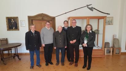 Bild: gi
Adolf Graf (Dritter von links) feierte seinen 90. Geburtstag im Schloss Burgtreswitz. Dazu gratulierten der Vorsitzende des Fördervereins Peter Garreiss, Pfarrer Udo Klösel, Feuerwehr-Vorsitzender Christopher Hanauer, Dritter Bürgermeister Helmut Meindl und Schützenmeisterin Jutta Fuchs (von links).