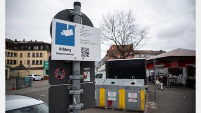 Bild: Daniel Vogl/dpa
Schilder weisen auf die Videoüberwachung an den Glascontainern in der Nürnberger Südstadt hin. Dabei handelt es sich um ein Pilotprojekt.