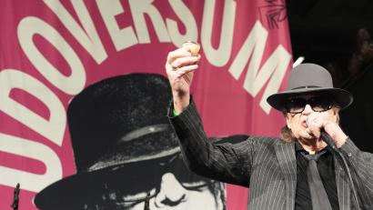 Bild: Marcus Brandt/dpa
Von, über und für Udo: Im „Udoversum“ gibt es zu seinem Geburtstag Kunstwerke des Panikrockers und andere Exponate aus seinem Leben zu sehen.