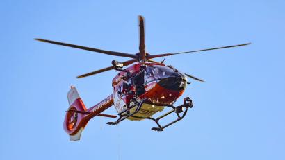 Bild: Christoph Reichwein/dpa
Ein Rettungshubschrauber brachte das schwer verletzte Kind in eine Klinik. (Symbolbild)