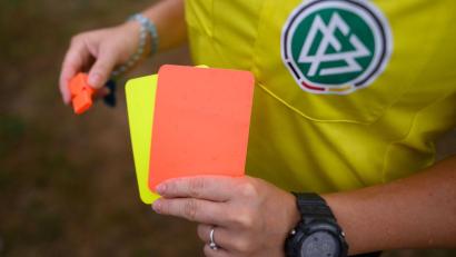 Bild: Robert Michael/dpa
Der Deutsche Fußball-Bund will sich erst zu einem späteren Zeitpunkt mit den neuen WM-Regeln befassen. (Symbolbild)