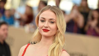 Bild: Jordan Strauss/AP/dpa
Die Dreharbeiten an der „Tomb Raider“-Serie wurden wegen einer Verletzung von Sophie Turner unterbrochen. (Archivbild)