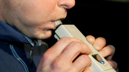 Symbolbild: Uli Deck / dpa
Ein 46-jähriger Fahrer wurde in Sulzbach-Rosenberg mit über 80 km/h innerorts gestoppt. Die Polizei stellte Alkoholgeruch fest.