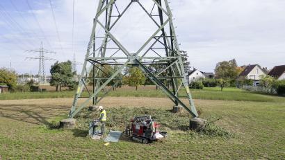 Archivbild: Wolfgang Geyer
Bei Kümmersbruck plant die Bayernwerk Netz den Bau von zwei Masten neben der Autobahn. Zur Vorbereitung muss - wie hier in Schweinfurt - der Boden untersucht werden.