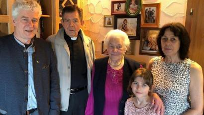 Archivbild: Fred Lehner
Sophie Stich bei ihrem 95. Geburtstag. Am 25. April ist die Flosserin im Alter von 97 Jahren gestorben.