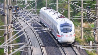 Bild: Julian Stratenschulte/dpa
Die Deutsche Bahn beginnt am 1. Mai eine umfassende Sanierung der Strecke zwischen Hamburg und Hannover. (Archivbild)