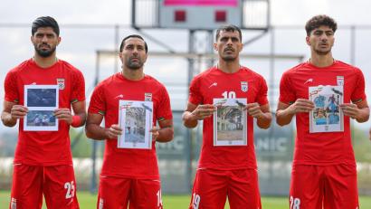 Bild: Riza Ozel/AP/dpa
Iranische Nationalspieler zeigen Bilder von Kindern, die bei einem Angriff der USA und Israels auf den Iran getötet worden sein sollen. (Archivbild)