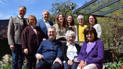 Bild: szl
Erna Häring (sitzend Mitte) feierte am Dienstag ihren 102. Geburtstag im Kreise der Familie. Damit bleibt sie die älteste Einwohnerin Tirschenreuths. Auch Bürgermeister Franz Stahl (links) und Landrat Roland Grillmeier (Dritter von links) gratulierten ganz herzlich.