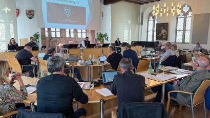 Bild: Petra Hartl
Der Sulzbach-Rosenberger Stadtrat hat 24 Mitglieder und tagt einmal monatlich im Großen Rathaussaal. Bei der letzten Sitzung der abgelaufenen Wahlperiode wurden sieben Stadträte verabschiedet.