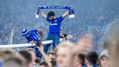 Bild: David Inderlied/dpa
Solche Szenen soll es bei einem Schalker Aufstieg diesmal nicht geben. (Archivbild)