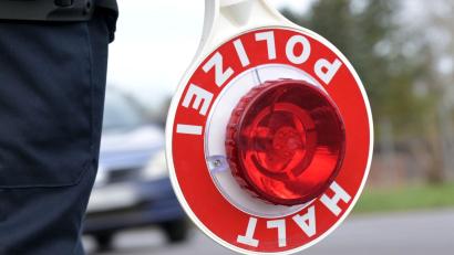 Bild: Michael Bahlo/dpa
Der Alkoholwert bei der Frau lag nach Polizeiangaben im Bereich der absoluten Fahruntüchtigkeit. (Symbolbild)