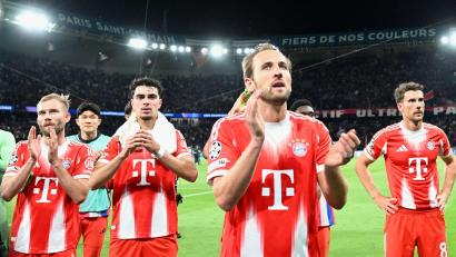 Bild: Federico Gambarini/dpa
Besiegt, aber noch nicht geschlagen: Harry Kane (vorne) und Kollegen danken den mitgereisten Bayern-Fans für die Unterstützung im Parc des Princes.