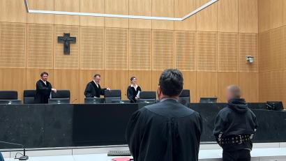 Bild: juh
Was geschah im Juni 2025 während einer Kolping-Jugendfreizeit im Franz-Ettenreich-Haus in Altendorf bei Pressath? Der 22-jährige Angeklagte schilderte am zweiten Verhandlungstag, wie es aus seiner Sicht zu der Eskalation kam, bei der ein 17-Jähriger lebensgefährlich mit einem Messer verletzt wurde.