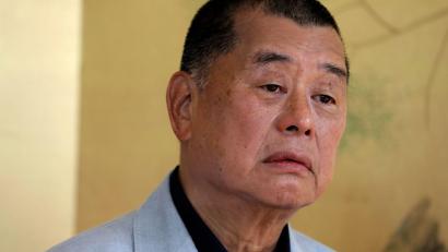 Bild: Vincent Yu/AP/dpa
Jimmy Lai erhält den Freedom of Speech Award der Deutschen Welle. (Archivbild)