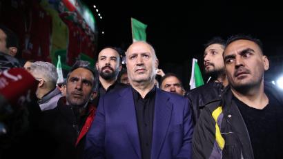 Bild: Saeid Zareian/dpa
Der Präsident des iranischen Fußballverbandes (Mitte) hat es nicht zum FIFA-Kongress in Vancouver geschafft.