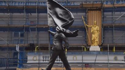 Bild: Vuk Valcic/ZUMA Press Wire/dpa
Bisher gibt es keine offizielle Bestätigung dafür, dass der britische Künstler Banksy hinter diesem Kunstwerk steckt.