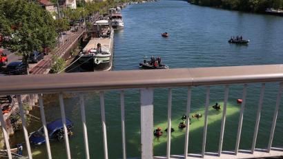 Bild: Thomas Samson/AFP/dpa
Bei dem Unfall nahe Paris ist ein Bus komplett in der Seine versunken.