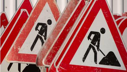 Symbolbild: Sebastian Kahnert/dpa
Die Wiltmaisterstraße in Amberg wird am 6. Mai wegen einer Baustelle gesperrt.